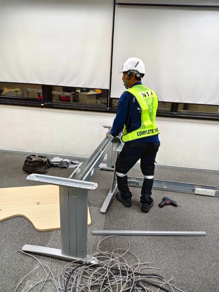 ผลงานการรื้อถอดขนย้ายประกอบติดตั้งเฟอร์นิเจอร์โต๊ะทำงาน